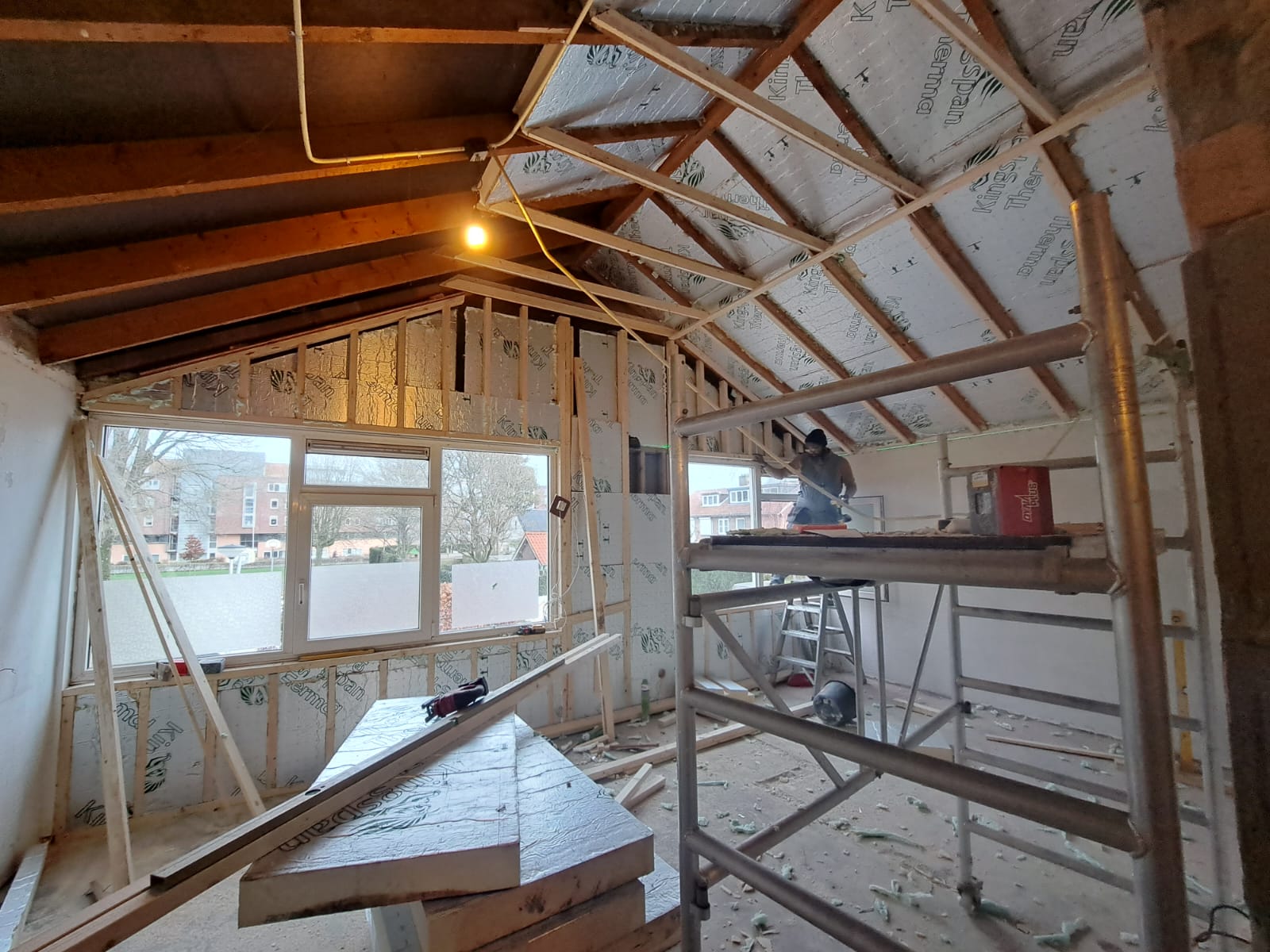 Interieur van een aanbouw in opbouw met zicht op de constructie